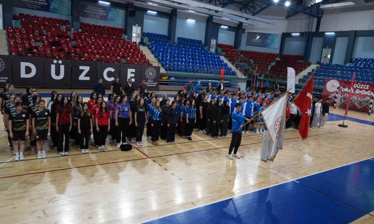 Kritik Açıklama: Düzce'de okul sporları sezonu Bahçeşehir Spor Salonu'nda düzenlenen törenle resmen start aldı