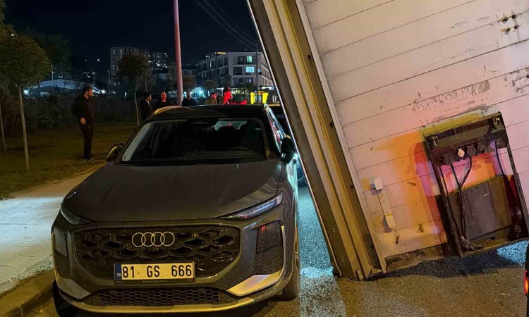 Kritik Açıklama: Düzce'de tırın dorsesi park halindeki 3 araca 2 santimetre kala durdu - Son Dakika Bilgileri