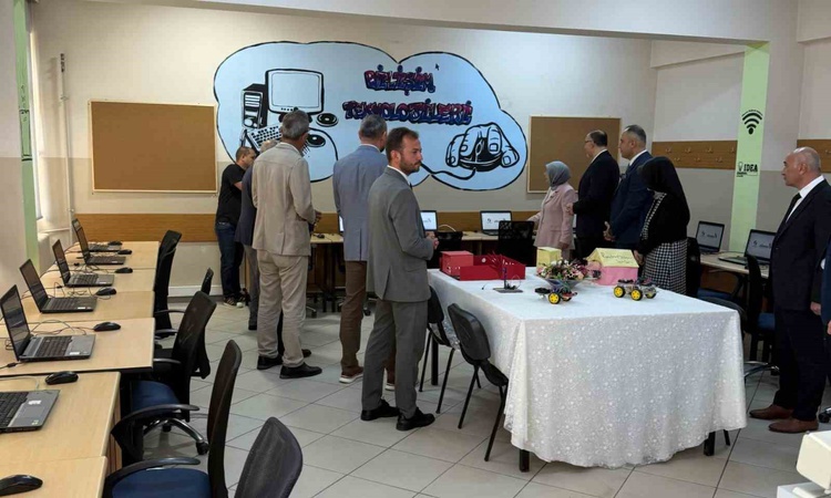 Kritik Açıklama: Düzce Üniversitesi teknolojik materyalleri kız meslek lisesine teslim etti