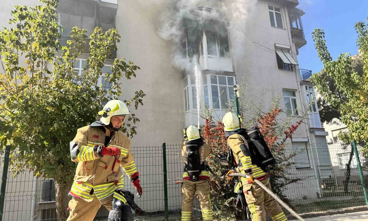 Kritik Açıklama: Edirne'de apartmanın 3. katındaki dairede çıkan yangın büyümeden söndürüldü