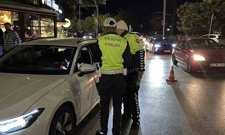 Kritik Açıklama: Edirne'de ehliyet süresi dolan sürücü, aracını ehliyetli eşine teslim etti