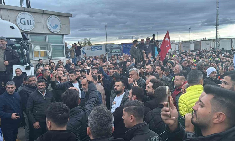 Kritik Açıklama: Edirne'de tır şoförleri Schengen vizesi nedeniyle Avrupa geçişini 24 saattir durdurdu: Gelişm