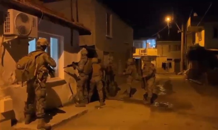 Kritik Açıklama: Edremit Körfezi'nde 37 adrese düzenlenen operasyonda 20 şüpheli yakalanarak gözaltına sevk ed