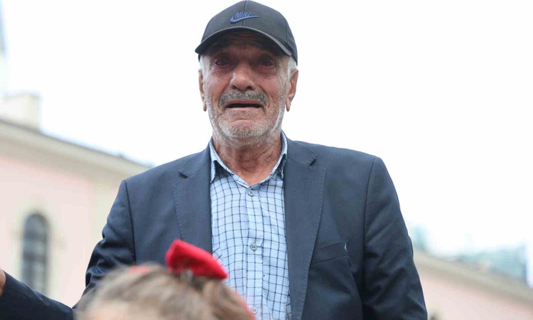 Kritik Açıklama: Elazığ'da öğrencilerin söylediği Ölürüm Türkiyem 70'li yaşlardaki vatandaşı ağlattı