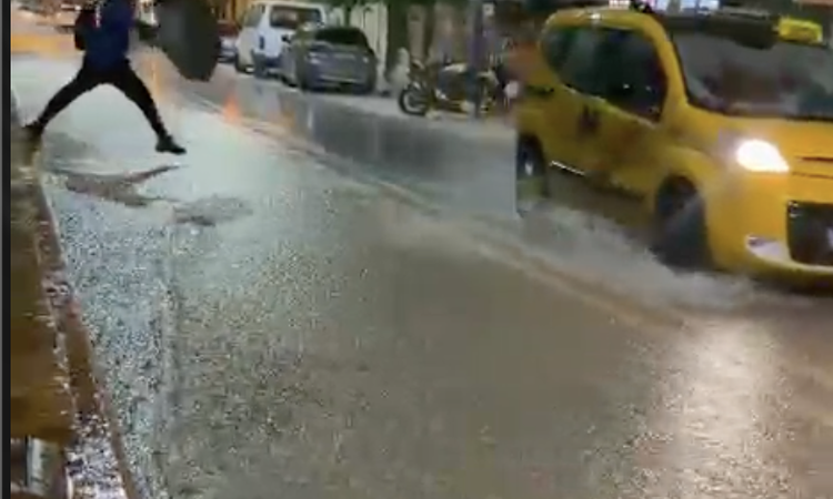 Kritik Açıklama: Elazığ'da sağanak trafiği aksattı, cadde ve sokaklar göle döndü ve Merak Edilenler
