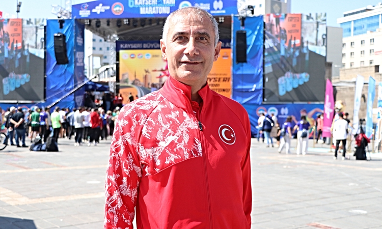Kritik Açıklama: Erciyes'te 6 kulvarlı atletizm pistine tartan dökümü resmen start aldı, 10-15 günde bitecek |