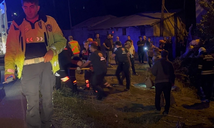 Kritik Açıklama: Erzincan-Erzurum kara yolunda takla atan otomobilde karı-koca yaralandı - Son Dakika Bilgiler