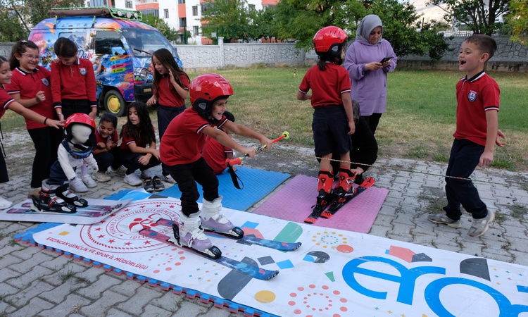 Kritik Açıklama: Erzincan'da ilkokul öğrencileri okul bahçesindeki 20 metrelik pistte kayakla tanıştı