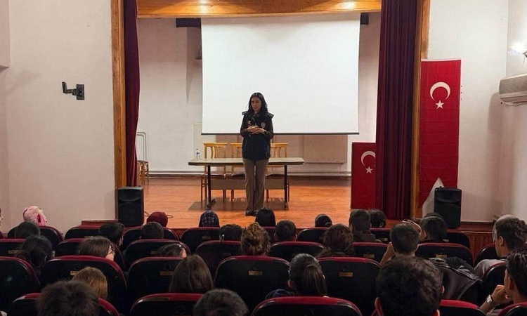 Kritik Açıklama: Erzincan'da SİBERAY programında 329 öğrenci ve öğretmene siber güvenlik anlatıldı
