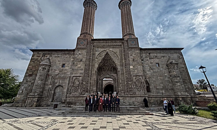 Kritik Açıklama: Erzurum'daki tarihi Çifte Minareli Medrese'de 31 sanatçının 56 eseri sergileniyor | İşte Tüm