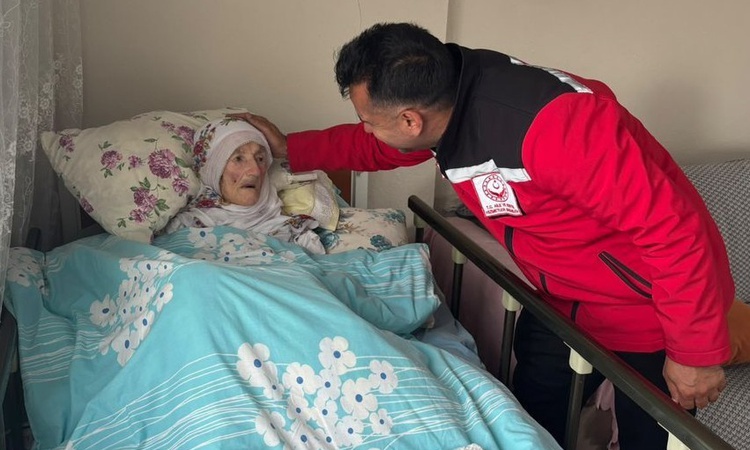 Kritik Açıklama: Erzurum İspir'de Aile ve Sosyal Hizmetler Müdürü, 114 yaşındaki Salli Nine'yi ziyaret etti -