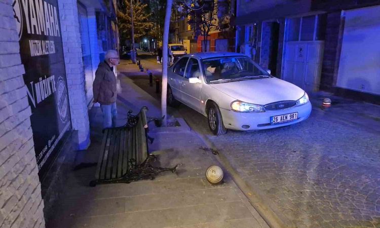 Kritik Açıklama: Eskişehir'de 78 yaşındaki sürücünün otomobili bankta oturan 2 çocuğa çarptı ve Merak Edilenle