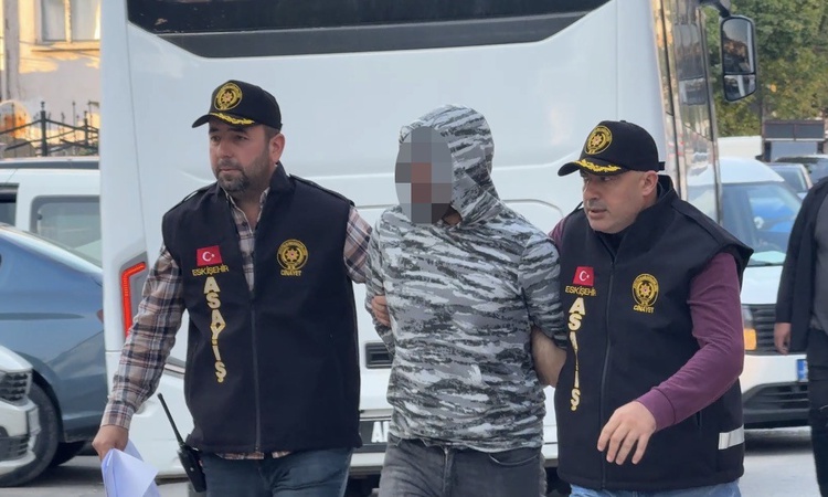 Kritik Açıklama: Eskişehir'de arkadaşını bıçaklayarak öldüren şüpheli adliyeye sevk edildi - Son Dakika Bilgil