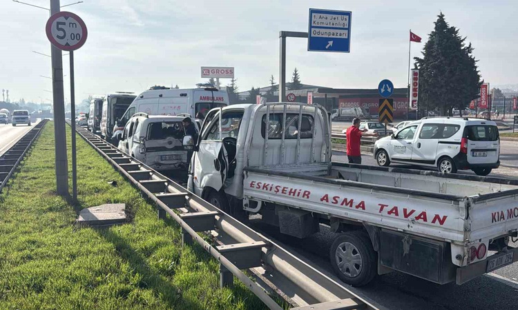 Kritik Açıklama: Eskişehir çevreyolunda pikap ticari araca arkadan çarptı, 4'ü çocuk 7 kişi yaralandı ve Merak