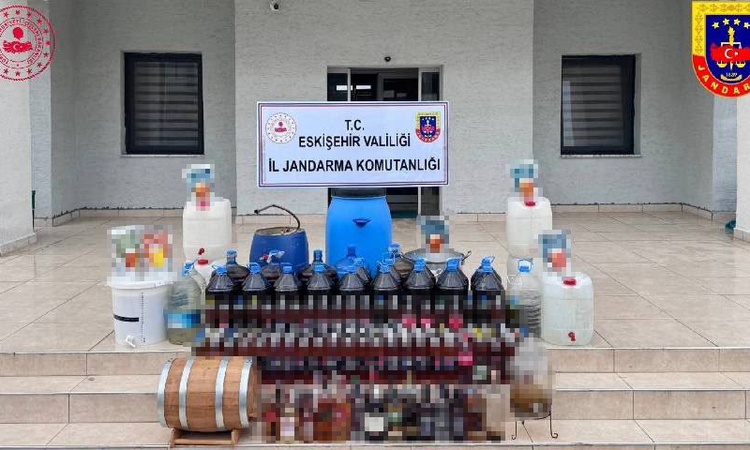 Kritik Açıklama: Eskişehir'de jandarma operasyonunda 296 litre şarap ve damıtma sistemi ele geçirildi