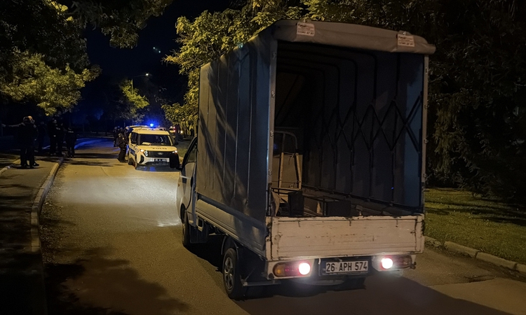 Kritik Açıklama: Eskişehir'de kamyonetten atlayan kadın yaralandı, sürücüye 350 bin lira ceza ve Merak Edilenl