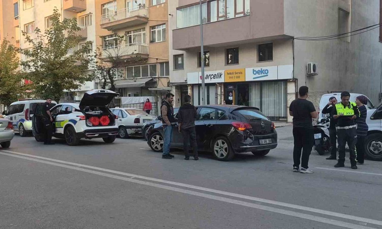 Kritik Açıklama: Eskişehir Odunpazarı'nda motosiklet otomobile çarptı, 16 yaşındaki sürücü yaralandı: Gelişmel