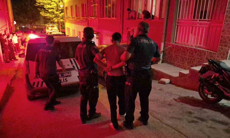 Kritik Açıklama: Eskişehir'de polise mukavemet: Gözaltına alınan genç ters kelepçelendi, anne sinir krizi geçi