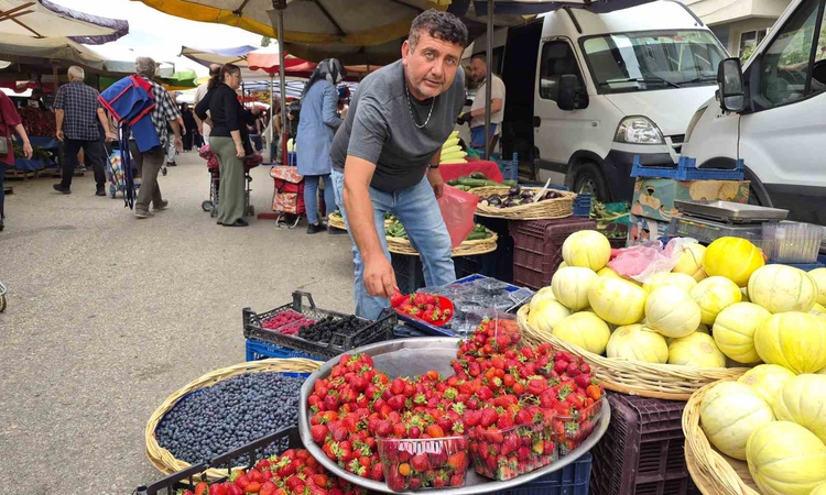 Kritik Açıklama: Eskişehir'de sonbaharda tezgahlarda kilosu 100-200 TL olan çilek ilgi görüyor ve Merak Edilen
