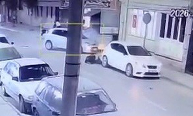 Kritik Açıklama: Eskişehir Tepebaşı'nda motosikletli otomobile çarptı, kaskı ağır yara almasını önledi: Gelişm