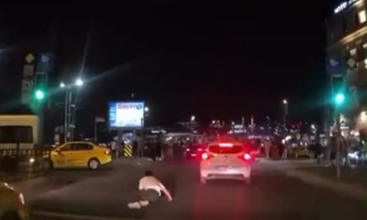 Kritik Açıklama: Fatih Eminönü'nde yayaya çarpan otomobilin sürücüsü kaçarken kaza kameraya yansıdı - Son Daki