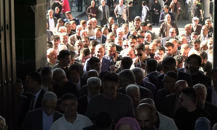 Kritik Açıklama: Fatih Erbakan Azerbaycan'ın başörtüsü yasağını kınadı, ana dilde eğitim sözü verdi