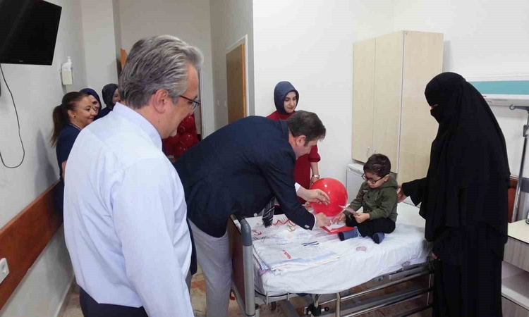 Kritik Açıklama: Fırat Üniversitesi Hastanesi yönetimi, 29 Ekim'de minik hastalara hediye takdim etti | İşte T