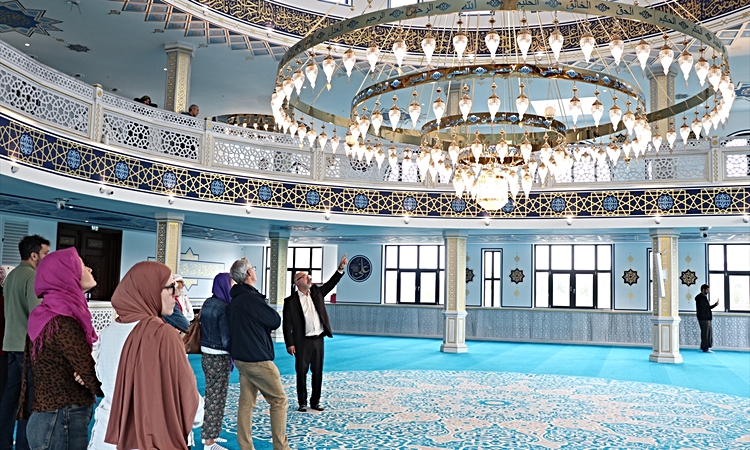 Kritik Açıklama: Fransa Roubaix'de 8 kubbeli Eyüp Sultan Camisi, Açık Kapı Günleri'nde ziyarete açıldı