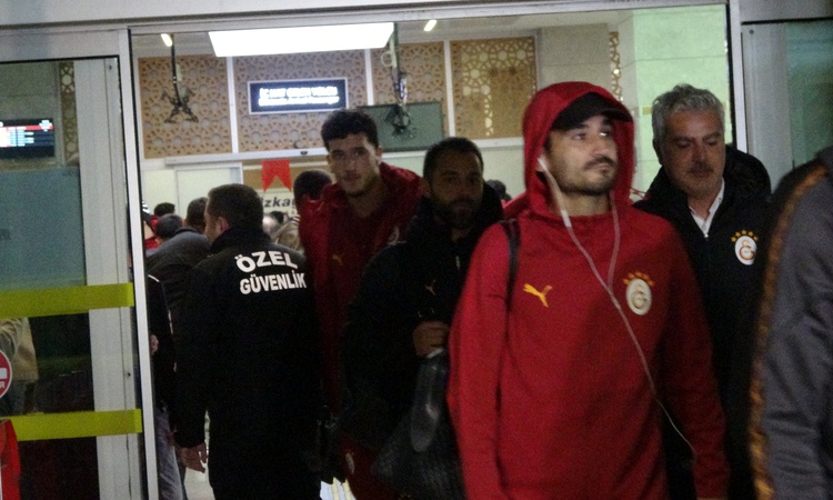 Kritik Açıklama: Galatasaray kafilesi Konyaspor maçı için Konya'da taraftarın ilgisiyle karşılandı - Son Dakik