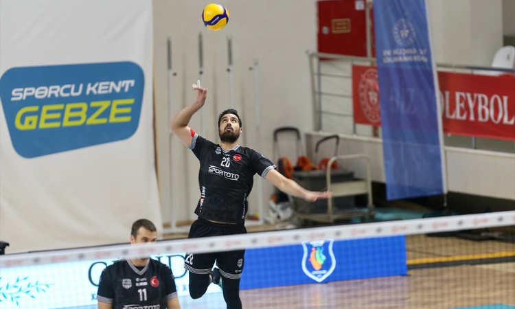 Kritik Açıklama: Gebze Belediyespor, İstanbul Gençlik'i 3-1 yenip Efeler Ligi liderliğini sürdürdü ve Merak Ed