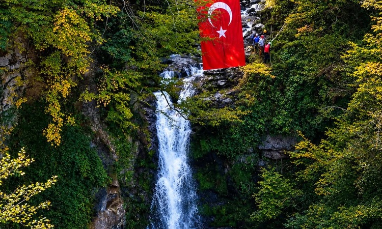Kritik Açıklama: GİDOSK, Akkaya Şelalesi'nde bayrak açıp iple inişle Cumhuriyet'in 103. yılını kutladı - Son D