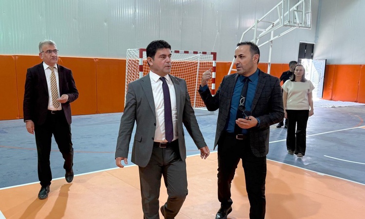 Kritik Açıklama: Hakkari'de Cumhuriyet İlk ve Ortaokulu öğrencileri yeni spor salonuna kavuştu