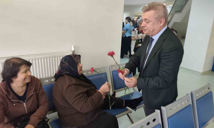 Kritik Açıklama: Hasta Hakları Günü'nde Hafsa Sultan Hastanesi'nde hastalara karanfil dağıtıldı: Gelişmeler Ta