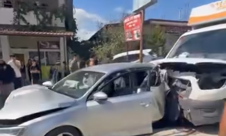 Kritik Açıklama: Hatay Defne'de kamyonet park halindeki otomobile çarptı, 2 kişi yaralandı | İşte Tüm Ayrıntıl