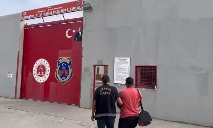 Kritik Açıklama: Hatay Dörtyol'da 4 yıl 2 ay hapis cezasıyla aranan 2 kişi cezaevine gönderildi - Son Dakika B