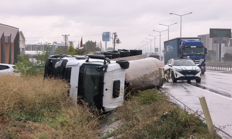 Kritik Açıklama: İnegöl'de yağışta kanala devrilen sıvı tuz tankerinin sürücüsü hafif yaralandı | İşte Tüm Ayr