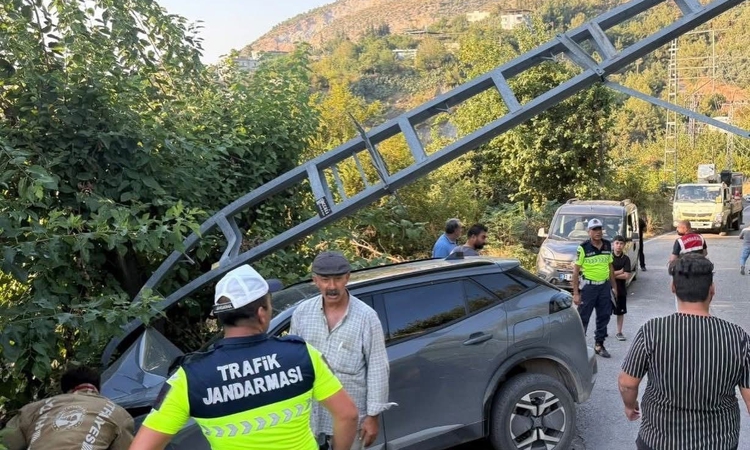 Kritik Açıklama: İskenderun'da kontrolden çıkan otomobil elektrik direğine çarptı, sürücü yaralandı ve Merak E
