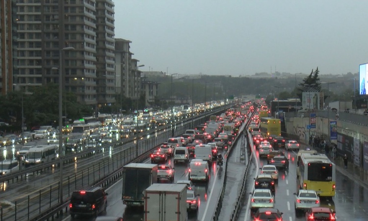 Kritik Açıklama: İstanbul'da akşam saatlerinde trafik durma noktasına geldi, yoğunluk yüzde 85 oldu - Son Daki