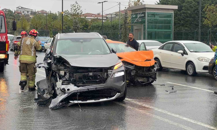 Kritik Açıklama: İstanbul Arnavutköy'de sağanakta 5 araç karıştı, kazada 2 kişi yaralandı