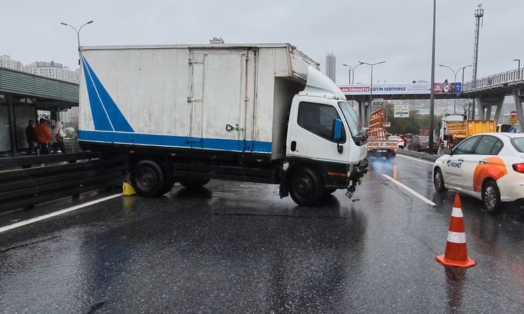 Kritik Açıklama: İstanbul E-5 Haramidere'de kamyonet bariyerlere çarptı, trafik durma noktasına geldi: Gelişme