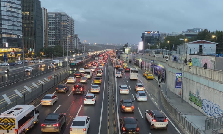 Kritik Açıklama: İstanbul'da yağışla birlikte trafik yoğunluğu saat 18.30'da yüzde 78'e ulaştı - Son Dakika Bi