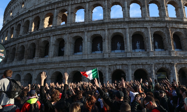 Kritik Açıklama: İtalya'da yaşam maliyeti ve silahlanma protestosunda Roma'da polis tazyikli su sıktı