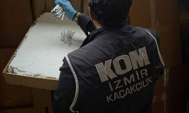 Kritik Açıklama: İzmir Gaziemir'de minibüsteki 2 milyon 160 bin dolu makaron ele geçirildi - Son Dakika Bilgil