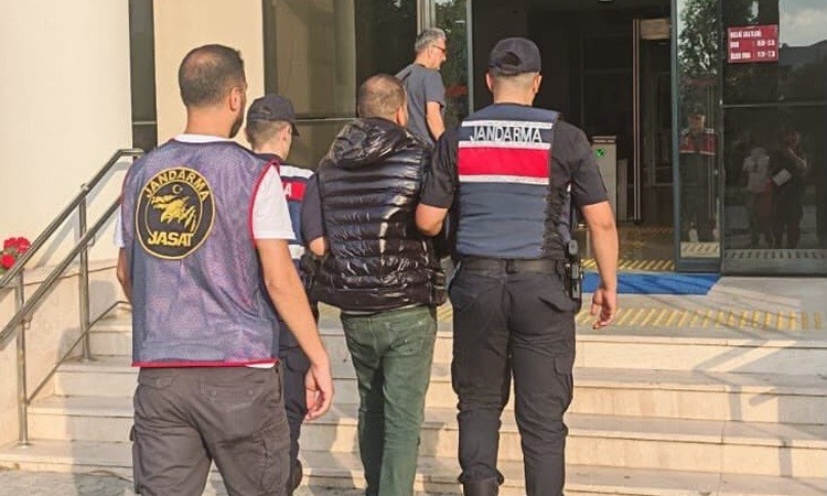 Kritik Açıklama: İzmir Selçuk'ta 60 suçtan aranan şahıs JASAT operasyonuyla yakalandı: Gelişmeler Takip Ediliy