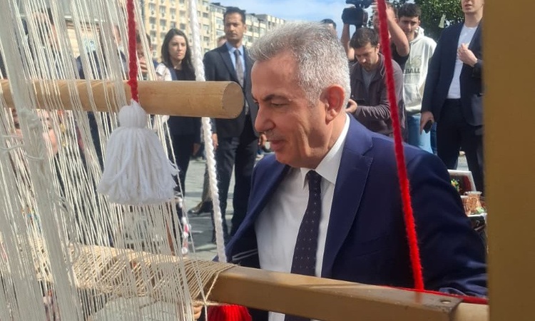 Kritik Açıklama: İzmir'de Türk bayrağı dokuma etkinliği resmen start aldı, ilk ilmeği İzmir Valisi Elban attı