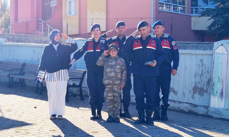 Kritik Açıklama: Jandarma, 9 yaşındaki Alparslan'ın devriye ve dron hayalini gerçekleştirdi