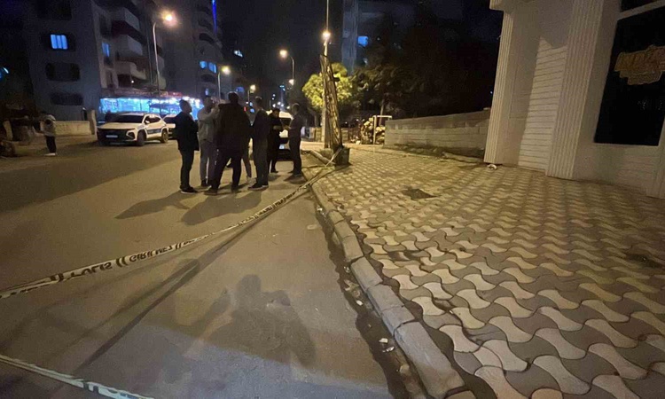 Kritik Açıklama: Kahramanmaraş'ta iş yeri önünde silahlı saldırıda iki kişi yaralandı ve Merak Edilenler