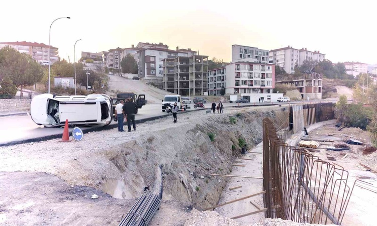 Kritik Açıklama: Karabük'te yol çalışmasını fark edemeyen sürücünün aracı 4 metre şarampole devrildi - Son Dak