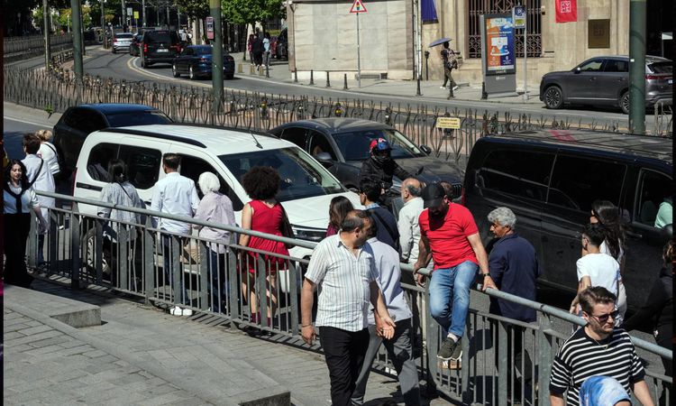 Kritik Açıklama: Karaköy'de bariyer krizi! Yolu kısaltmak için buldukları çözüm ölüme davetiye çıkarıyor: Geli