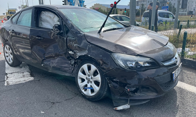Kritik Açıklama: Kars'ta hasta almaya giden ambulans otomobille çarpıştı, 4 kişi yaralandı - Son Dakika Bilgil